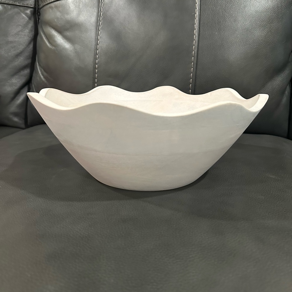 Elegant Cream Wavy Edge Bowl